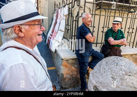 Civitavecchia, Italie, Piazza Regina Margherita, Mercato di Civitavecchia, San Lorenzo Market, Mercato Coperto, Mercato della Piazza, hommes seniors voisins ven Banque D'Images