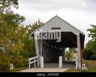 1870s Imes Bridge, un pont couvert en bois dans le comté de Madison, Iowa. Photographié au début de l'automne. Banque D'Images