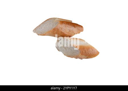 Deux morceaux de mocassins de pain de blé blanc isolés sur blanc. Tranches de baguette française. Délicieux pain fraîchement cuit. Banque D'Images