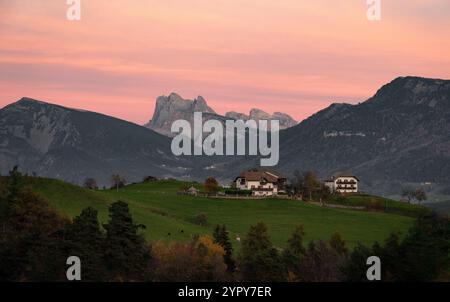 Coucher de soleil époustouflant sur les montagnes dolomitiques : découvrez la beauté époustouflante d'un ciel rose, de sommets majestueux et d'un paysage serein Banque D'Images