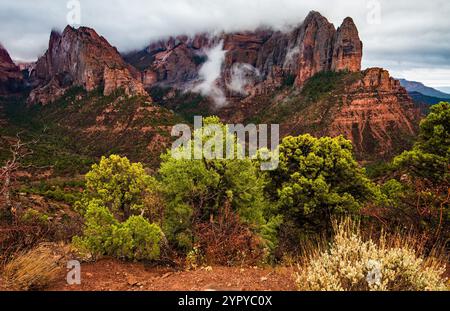 Les magnifiques falaises de roche rouge de Kolob Canyon (partie du parc national de Zions), également les monolithes du parc d'État de Snow Canyon, à Ivins, UT. ÉTATS-UNIS Banque D'Images