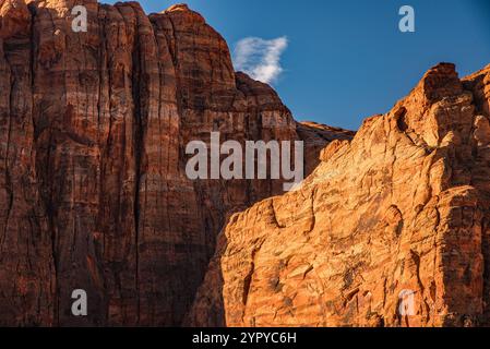 Les magnifiques falaises de roche rouge de Kolob Canyon (partie du parc national de Zions), également les monolithes du parc d'État de Snow Canyon, à Ivins, UT. ÉTATS-UNIS Banque D'Images