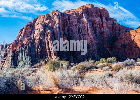 Les magnifiques falaises de roche rouge de Kolob Canyon (partie du parc national de Zions), également les monolithes du parc d'État de Snow Canyon, à Ivins, UT. ÉTATS-UNIS Banque D'Images