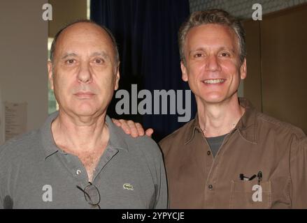 **FICHIER PHOTO** Marshall Brickman est décédé. Marshall Brickman et Rick Elice assistent à une répétition de la nouvelle comédie musicale de Broadway, 'Jersey Boys' basée sur l'histoire de Frankie Valli et les four Seasons aux New 42nd Street Studios à New York le 8 septembre 2005. Crédit photo : Henry McGee/MediaPunch Banque D'Images