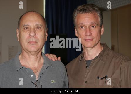 **FICHIER PHOTO** Marshall Brickman est décédé. Marshall Brickman et Rick Elice assistent à une répétition de la nouvelle comédie musicale de Broadway, 'Jersey Boys' basée sur l'histoire de Frankie Valli et les four Seasons aux New 42nd Street Studios à New York le 8 septembre 2005. Crédit photo : Henry McGee/MediaPunch Banque D'Images