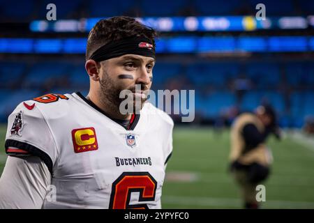 Charlotte, Caroline du Nord, États-Unis. 1er décembre 2024. Baker Mayfield (6), le quarterback des Buccaneers de Tampa Bay, s'en va après avoir battu les Panthers de la Caroline dans le match de la NFL à Charlotte, Caroline du Nord. (Scott Kinser/CSM). Crédit : csm/Alamy Live News Banque D'Images