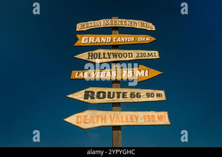 OCT 2020, LUDLOW, CA, USA - route 66 le long de l'autoroute 40, Ludlow, Californie - directions à Death Valley, Las Vegas, Grand Canyon et Hollywood Banque D'Images