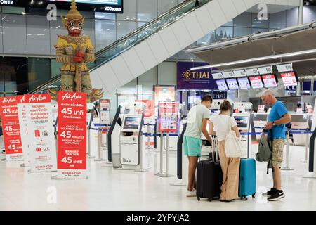 Bangkok, Thaïlande - 22 novembre 2024 : enregistrement familial de tourisme dans la billetterie d'avion libre-service à l'aéroport de suvarnabhumi. voyage et transport Banque D'Images