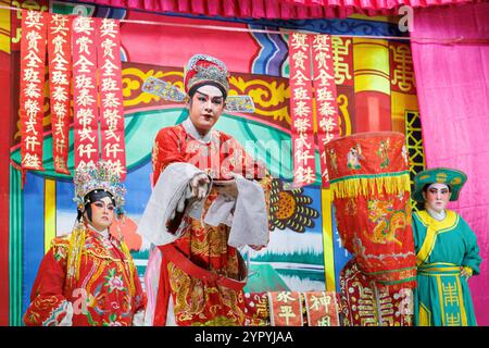 Ayutthaya, Thaïlande - 25 novembre 2024 : acteur et actrice montrant un opéra chinois traditionnel sur scène lors de la célébration du nouvel an Banque D'Images