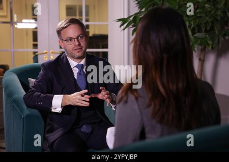 Pékin, Chine. 28 novembre 2024. Balazs Andras Orban, directeur politique du premier ministre hongrois, parle lors d'une interview inclusive avec Xinhua à Pékin, capitale de la Chine, le 28 novembre 2024. POUR ALLER AVEC 'interview : la montée de la Chine une opportunité pour tous les pays : officiel hongrois' crédit : Zhang Yuwei/Xinhua/Alamy Live News Banque D'Images