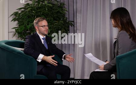 Pékin, Chine. 28 novembre 2024. Balazs Andras Orban, directeur politique du premier ministre hongrois, parle lors d'une interview inclusive avec Xinhua à Pékin, capitale de la Chine, le 28 novembre 2024. POUR ALLER AVEC 'interview : la montée de la Chine une opportunité pour tous les pays : officiel hongrois' crédit : Zhang Yuwei/Xinhua/Alamy Live News Banque D'Images
