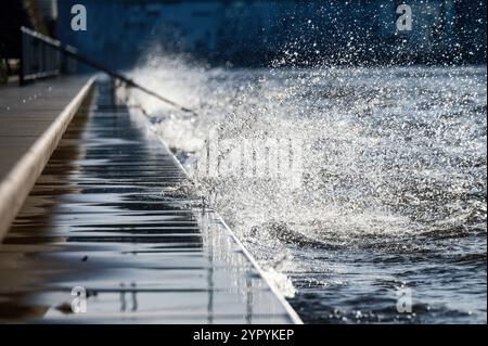 L'eau des vagues jaillit sur le boulevard Rhin de Cologne pendant les hauts niveaux d'eau du Rhin en janvier 2024 Banque D'Images