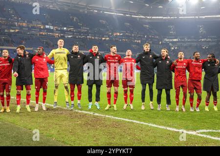 Gelsenkirchen, Deutschland. 29 novembre 2024. 2. Bundesliga - FC Schalke 04 - 1. FC Kaiserslautern AM 29.11.2024 in der Veltins-Arena auf Schalke Jubel und Freude über den SIEG BEI der Mannschaft des 1. FC Kaiserslautern, hier mit Jan Gyamerah (Kaiserslautern 32), Richmond Tachie (Kaiserslautern 29), Jan Elvedi (Kaiserslautern 33), Julian Krahl (Kaiserslautern 1), Boris Tomiak (Kaiserslautern 2), Marlon Ritter (Kaiserslautern 7) Foto : osnapix DFL Regulations interdisent toute utilisation de photographies comme séquences d'images et/quasi vidéo dpa Live News Banque D'Images