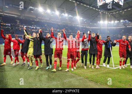 Gelsenkirchen, Deutschland. 29 novembre 2024. 2. Bundesliga - FC Schalke 04 - 1. FC Kaiserslautern AM 29.11.2024 in der Veltins-Arena auf Schalke Jubel und Freude über den SIEG BEI der Mannschaft des 1. FC Kaiserslautern, hier mit Jan Gyamerah (Kaiserslautern 32), Richmond Tachie (Kaiserslautern 29), Jan Elvedi (Kaiserslautern 33), Julian Krahl (Kaiserslautern 1), Boris Tomiak (Kaiserslautern 2), Marlon Ritter (Kaiserslautern 7) Foto : osnapix DFL Regulations interdisent toute utilisation de photographies comme séquences d'images et/quasi vidéo dpa Live News Banque D'Images