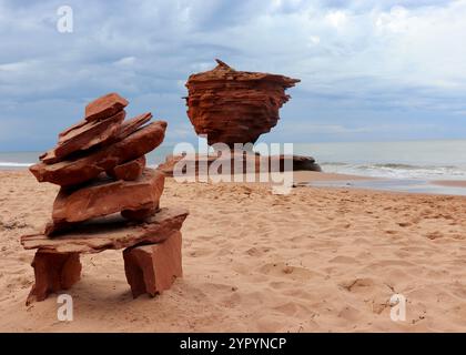 Un cairn rocheux près de Teacup Rock sur Thunder Cove Beach à Darnley, Île-du-Prince-Édouard, Canada Banque D'Images