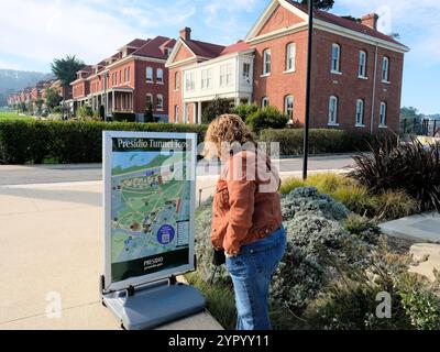 Un visiteur du parc lisant une carte et un plan de la zone Presidio tunnel Tops à San Francisco, Californie ; un parc national ouvert au public en juillet 2022. Banque D'Images