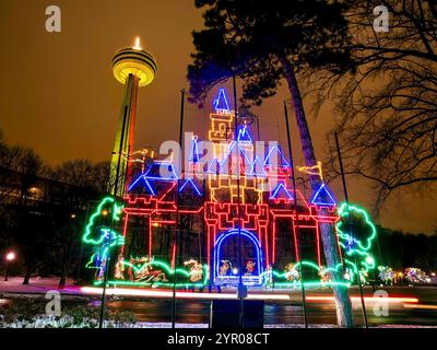 Niagara Falls Winter Festival of Lights 2024, Niagara Falls New Year's RÉVEILLON 2025, ON, Canada pendant l'hiver. Banque D'Images