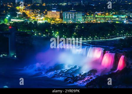 Niagara Falls Winter Festival of Lights 2024, Niagara Falls New Year's RÉVEILLON 2025, ON, Canada pendant l'hiver. Banque D'Images