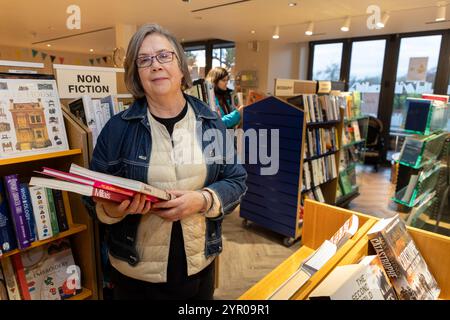 Bibliothécaire bénévole à la bibliothèque Cricklewood dans le nord-ouest de Londres, qui est dirigée par la communauté après que le conseil Brent a cessé de la financer. La librairie bénévole Banque D'Images