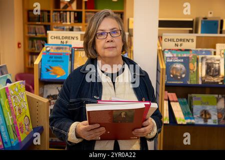 Bibliothécaire bénévole à la bibliothèque Cricklewood dans le nord-ouest de Londres, qui est dirigée par la communauté après que le conseil Brent a cessé de la financer. La librairie bénévole Banque D'Images