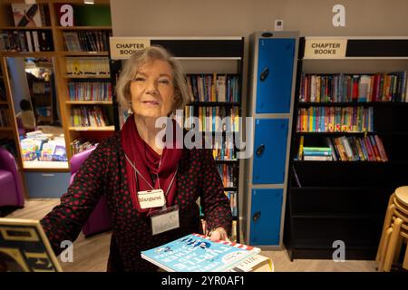 Bibliothécaire bénévole à la bibliothèque Cricklewood dans le nord-ouest de Londres, qui est dirigée par la communauté après que le conseil Brent a cessé de la financer. La librairie bénévole Banque D'Images