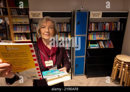 Bibliothécaire bénévole à la bibliothèque Cricklewood dans le nord-ouest de Londres, qui est dirigée par la communauté après que le conseil Brent a cessé de la financer. La librairie bénévole Banque D'Images