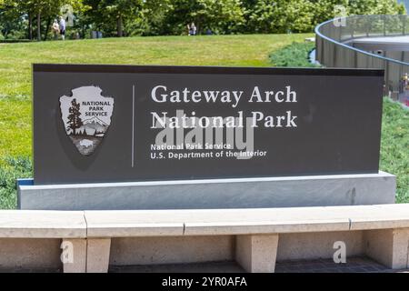 ST. LOUIS, MISSOURI, États-Unis – 23 JUIN 2024 : panneau à l'entrée du Gateway Arch National Park Museum and Visitor's Center. Banque D'Images