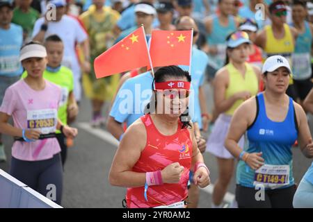 Shenzhen, China.1st décembre 2024. Le Marathon de Shenzhen démarre sur la place du Centre civil de Shenzhen, dans la province du Guangdong, au sud de la Chine, le 1er décembre 2024. Quelque 20 000 coureurs ont participé à l'événement. Crédit : Chen Wen/China News Service/Alamy Live News Banque D'Images