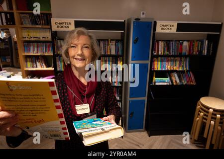 Bibliothécaire bénévole à la bibliothèque Cricklewood dans le nord-ouest de Londres, qui est dirigée par la communauté après que le conseil Brent a cessé de la financer. La librairie bénévole Banque D'Images