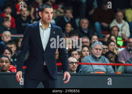 Varèse, Italie. 1er décembre 2024. Herman Mandole entraîneur-chef de Pallacanestro Varese OpenJobMetis regarde pendant le LBA Lega basket Un match de saison régulière 2024/25 entre Pallacanestro Varese OpenJobMetis et Umana Reyer Venezia à Itelyum Arena. Score final ; Pallacanestro Varese OpenJobMetis 77:86 Umana Reyer Venezia (photo de Fabrizio Carabelli/SOPA images/SIPA USA) crédit : SIPA USA/Alamy Live News Banque D'Images