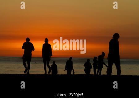 Los Angeles, États-Unis. 1er décembre 2024. Les gens regardent le coucher de soleil à Venice Beach à Los Angeles. (Photo de Ringo Chiu/SOPA images/SIPA USA) crédit : SIPA USA/Alamy Live News Banque D'Images