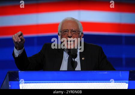 Philadelphie (États-Unis d'Amérique). 25 juillet 2016. PHILADELPHIE, PA - JUILLET 25 : Bernie Sanders parle le premier jour de la Convention nationale démocrate au Wells Fargo Center, le 25 juillet 2016 à Philadelphie, Pennsylvanie. On estime que 50 000 personnes sont attendues à Philadelphie, dont des centaines de manifestants et de membres des médias. La Convention nationale démocrate de quatre jours a débuté le 25 juillet. Personnes : Bernie Sanders crédit : Storms Media Group/Alamy Live News Banque D'Images