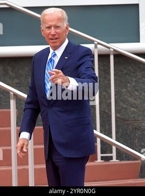 MIAMI, FLORIDE - le 27 juin : (COUVERTURE EXCLUSIVE) Ancien Vice-président américain Joe Biden ressemble à sa est une excellente ambiance avec un peu de printemps dans son étape comme il entre dans l'entrée de porte arrière avant le débat sur la deuxième nuit de la première élection présidentielle démocratique 2020 débat. Un champ de 20 candidats à l'élection présidentielle démocratique a été divisé en deux groupes de 10 pour le premier débat de l'élection de 2020, qui se déroule sur deux nuits à Knight Concert Hall de l'Adrienne Arsht Center for the Performing Arts of Miami-Dade County le 27 juin 2019 à Miami, Floride Personnes : Joe Biden Banque D'Images