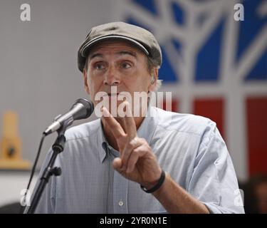 Hollywood, États-Unis d'Amérique. 14 septembre 2012. HOLLYWOOD FL - 14 SEPTEMBRE : James Taylor se produit au bureau de campagne du président Barack Obama le 14 septembre 2012 à Hollywood, Floride. Personnes : James Taylor crédit : Storms Media Group/Alamy Live News Banque D'Images