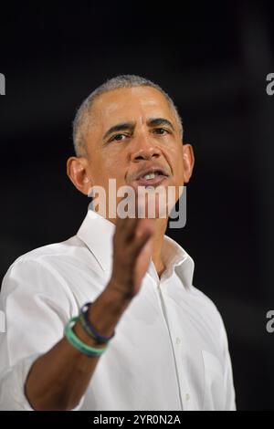 Miami, États-Unis d'Amérique. 02 novembre 2018. MIAMI BEACH, FL - 02 NOVEMBRE : Andrew Gillum, candidat démocrate de Floride, campagne avec le sénateur des États-Unis Bill Nelson et l'ancien président américain Barack Obama aux studios de cinéma Overtown Ice Palace le 2 novembre 2018 à Miami, Florida People : Barack Obama Credit : Storms Media Group/Alamy Live News Banque D'Images