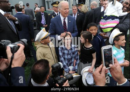 WEST POINT, NY - 21 MAI : le vice-président Joe Biden présente son adresse de commencement à la cérémonie de remise des diplômes de West point. Les cadets jettent leur chapeau dans les airs à la fin de la cérémonie de remise des diplômes à l'Académie militaire américaine de West point le 21 mai 2016 à West point, New York. Personnes: Joe Biden crédit: Storms Media Group/Alay Live News Banque D'Images