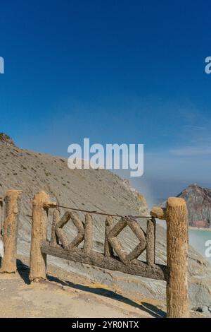 La vue imprenable au sommet du mont Ijen, Indonésie Banque D'Images