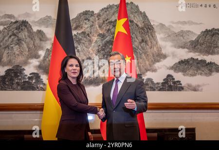 Pékin, Chine. 02 décembre 2024. Annalena Baerbock (Alliance90/les Verts), ministre des Affaires étrangères, est accueillie par son homologue Wang Yi, conseiller d’Etat aux Affaires étrangères et ministre des Affaires étrangères de Chine, à la Maison d’hôtes d’Etat de Diaoyutai. Les discussions politiques de Baerbock avec son homologue chinois Wang Yi à Pékin porteront probablement sur la guerre d'agression russe en Ukraine et le débat sur les tarifs douaniers supplémentaires de l'UE sur les voitures électriques chinoises. Crédit : Michael Kappeler/dpa/Alamy Live News Banque D'Images