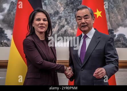 Pékin, Chine. 02 décembre 2024. Annalena Baerbock (Alliance90/les Verts), ministre des Affaires étrangères, est accueillie par son homologue Wang Yi, conseiller d’Etat aux Affaires étrangères et ministre des Affaires étrangères de Chine, à la Maison d’hôtes d’Etat de Diaoyutai. Les discussions politiques de Baerbock avec son homologue chinois Wang Yi à Pékin porteront probablement sur la guerre d'agression russe en Ukraine et le débat sur les tarifs douaniers supplémentaires de l'UE sur les voitures électriques chinoises. Crédit : Michael Kappeler/dpa/Alamy Live News Banque D'Images