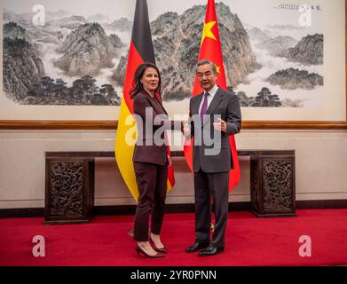 Pékin, Chine. 02 décembre 2024. Annalena Baerbock (Alliance90/les Verts), ministre des Affaires étrangères, est accueillie par son homologue Wang Yi, conseiller d’Etat aux Affaires étrangères et ministre des Affaires étrangères de Chine, à la Maison d’hôtes d’Etat de Diaoyutai. Les discussions politiques de Baerbock avec son homologue chinois Wang Yi à Pékin porteront probablement sur la guerre d'agression russe en Ukraine et le débat sur les tarifs douaniers supplémentaires de l'UE sur les voitures électriques chinoises. Crédit : Michael Kappeler/dpa/Alamy Live News Banque D'Images