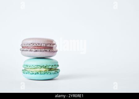 Pile de deux macarons français colorés, gâteaux aux saveurs différentes, menthe, pomme, saveur de cassis. pyramide de dessert maison, macarons aigue-marine, g Banque D'Images