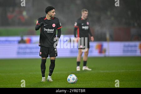 Omar Marmoush Eintracht Frankfurt SGE (07) vor Freistoss 1. FC HEIDENHEIM 1846 FCH VS EINTRACHT FRANKFURT SGE 01.12.2024 LA RÉGLEMENTATION DFL INTERDIT TOUTE UTILISATION DE PHOTOGRAPHIES COMME SÉQUENCES D'IMAGES ET/OU QUASI-VIDÉO Banque D'Images