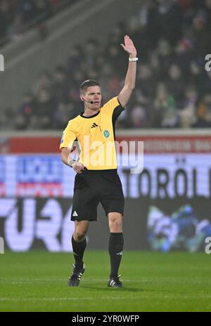 Heidenheim, Allemagne. 1er décembre 2024. Arbitre de Schiedsrichter Dr Florian Exner Gestik geste 1. FC Heidenheim 1846 FCH vs Eintracht Frankfurt SGE 01.12.2024 LA RÉGLEMENTATION DFL INTERDIT TOUTE UTILISATION DE PHOTOGRAPHIES COMME SÉQUENCES D'IMAGES ET/OU QUASI-VIDÉO/dpa/Alamy Live News Banque D'Images