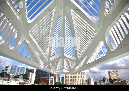 Rio de Janeiro, Brésil. 21 juillet 2023. La structure extérieure du Musée de demain (Museu do Amanhã) inaugurée en 2015 sur les rives de la baie de Guanabara dans le centre-ville de Rio de Janeiro, Brésil. Le bâtiment a été conçu par l'architecte espagnol Santiago Calatrava Valls. (Photo par Apolline Guillerot-Malick/SOPA images/Sipa USA) crédit : Sipa USA/Alamy Live News Banque D'Images