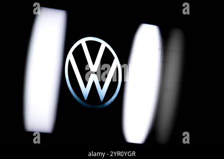 Emden, Allemagne. 02 décembre 2024. Le logo VW sur l'usine Volkswagen à Emden. IG Metall appelle les employés de plusieurs sites Volkswagen allemands à faire des grèves d’avertissement. Crédit : Sina Schuldt/dpa/Alamy Live News Banque D'Images