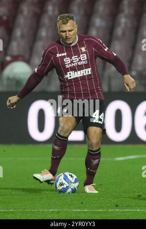 Salerne, Italie. 02 décembre 2024. Pawel Jaroszynski de l'US Salernitana 1919 en action lors de la Serie B BKT entre l'US Salernitana 1919 et Carrarese Calcio au stade Arechi le 1er décembre 2024 à Salerne, italie (photo d'Agostino Gemito/Pacific Press) crédit : Pacific Press Media production Corp./Alamy Live News Banque D'Images