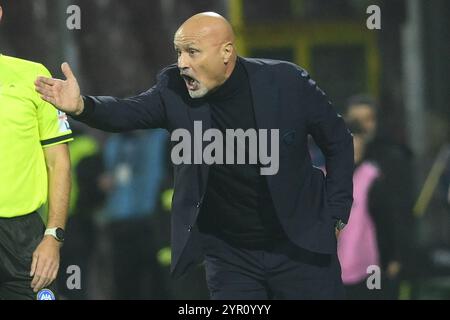 Salerne, Italie. 02 décembre 2024. Stefano Colantuono de l'US Salernitana 1919 gestes pendant la Serie B BKT entre l'US Salernitana 1919 vs Carrarese Calcio au stade Arechi le 1er décembre 2024 à Salerne, italie (photo par Agostino Gemito/Pacific Press) crédit : Pacific Press Media production Corp./Alamy Live News Banque D'Images