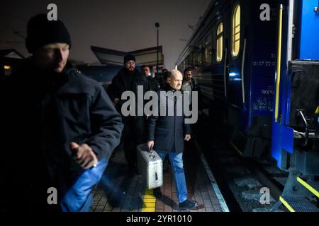 Przemysl, Pologne. 1er décembre 2024. Le chancelier allemand Olaf Scholz (SPD, R) accompagné par les forces de sécurité à la gare de la ville frontalière polonaise de Przemysl pour monter à bord du train spécial pour le voyage vers la capitale ukrainienne Kiev. Crédit : Kay Nietfeld/dpa/Alamy Live News Banque D'Images