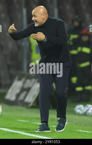 Salerne, Italie. 2 décembre 2024. Stefano Colantuono de l'US Salernitana 1919 gestes lors de la Serie B BKT entre l'US Salernitana 1919 vs Carrarese Calcio au stade Arechi le 01 décembre 2024 à Salerne, italie (crédit image : © Agostino Gemito/Pacific Press via ZUMA Press Wire) USAGE ÉDITORIAL SEULEMENT! Non destiné à UN USAGE commercial ! Banque D'Images