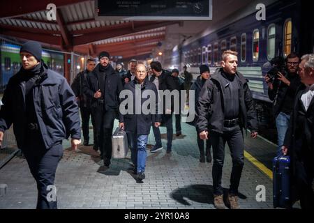 Przemysl, Pologne. 1er décembre 2024. Le chancelier allemand Olaf Scholz (SPD, M), accompagné par les forces de sécurité, marche jusqu'au train spécial pour le voyage vers la capitale ukrainienne Kiev, à la gare de Przemysl, ville frontalière polonaise. Crédit : Kay Nietfeld/dpa/Alamy Live News Banque D'Images